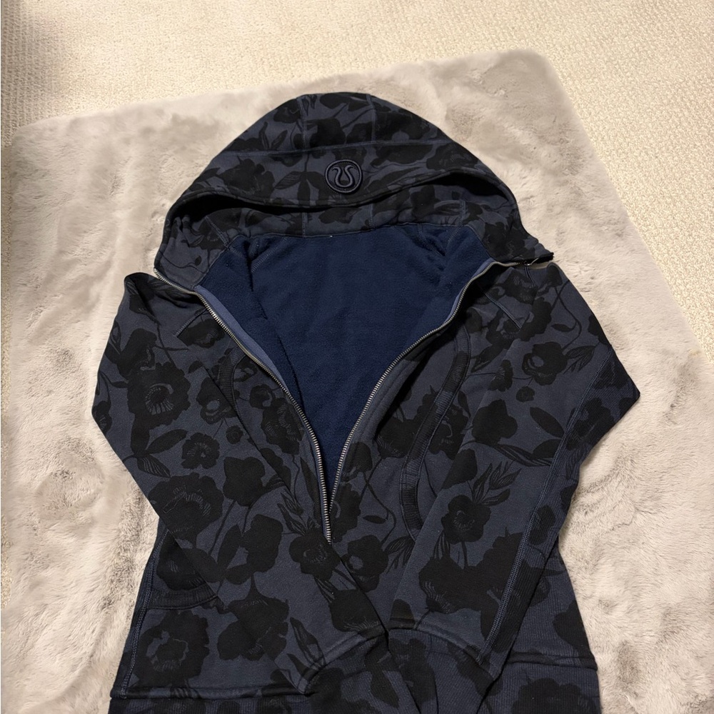 lululemon athletica Women's Navy and Black Floral Hoodie
